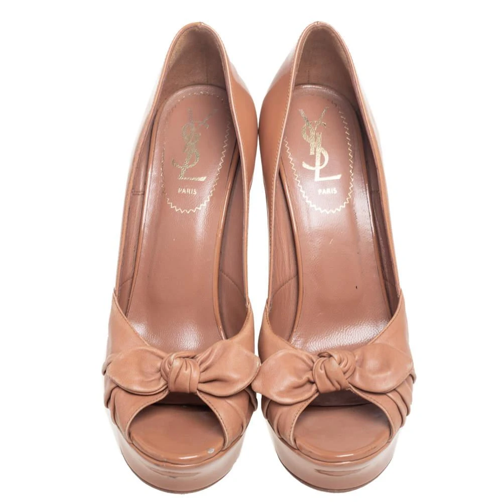 商品[二手商品] Yves Saint Laurent|Saint Laurent Beige Patent Leather And Leather Bow Tie Palais Platform Peep Toe Pumps Size 37.5,价格¥1214,第3张图片详细描述