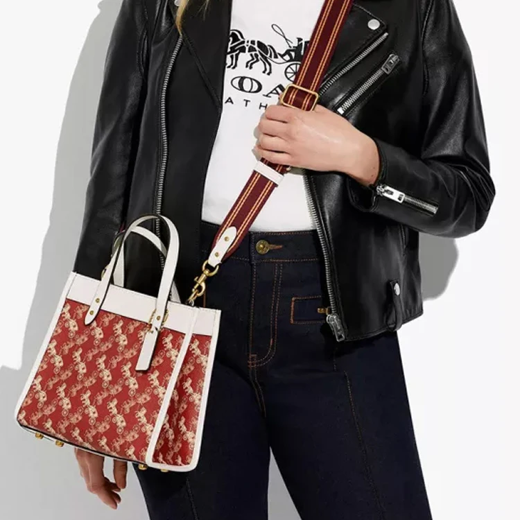 商品[国内直发] Coach|蔻驰 Field系�列 22 竖版马车老花皮革托特包Tote包购物袋手提单肩斜挎包 小号 女款 红色/粉笔白,价格¥2492,第7张图片详细描述