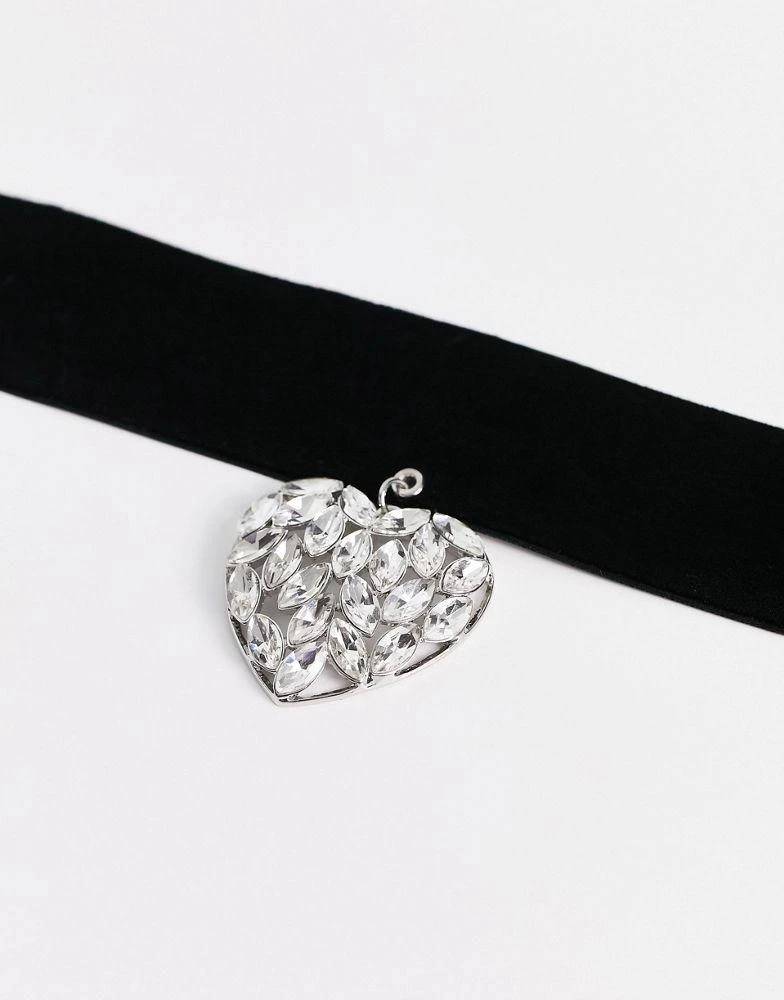 商品ASOS|ASOS DESIGN choker necklace with crystal heart charm in black,价格¥73,第4张图片详细描述