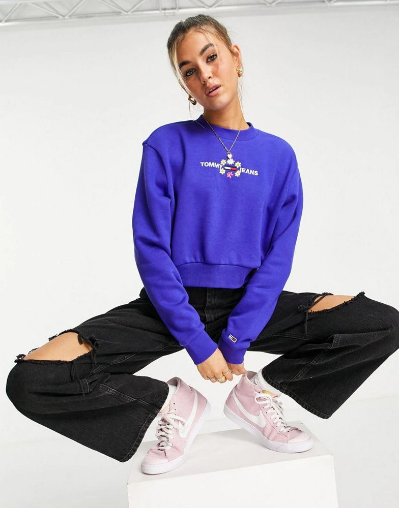 商品Tommy Hilfiger|Tommy Jeans long sleeve logo sweatshirt in blue,价格¥623,第4张图片详细描述