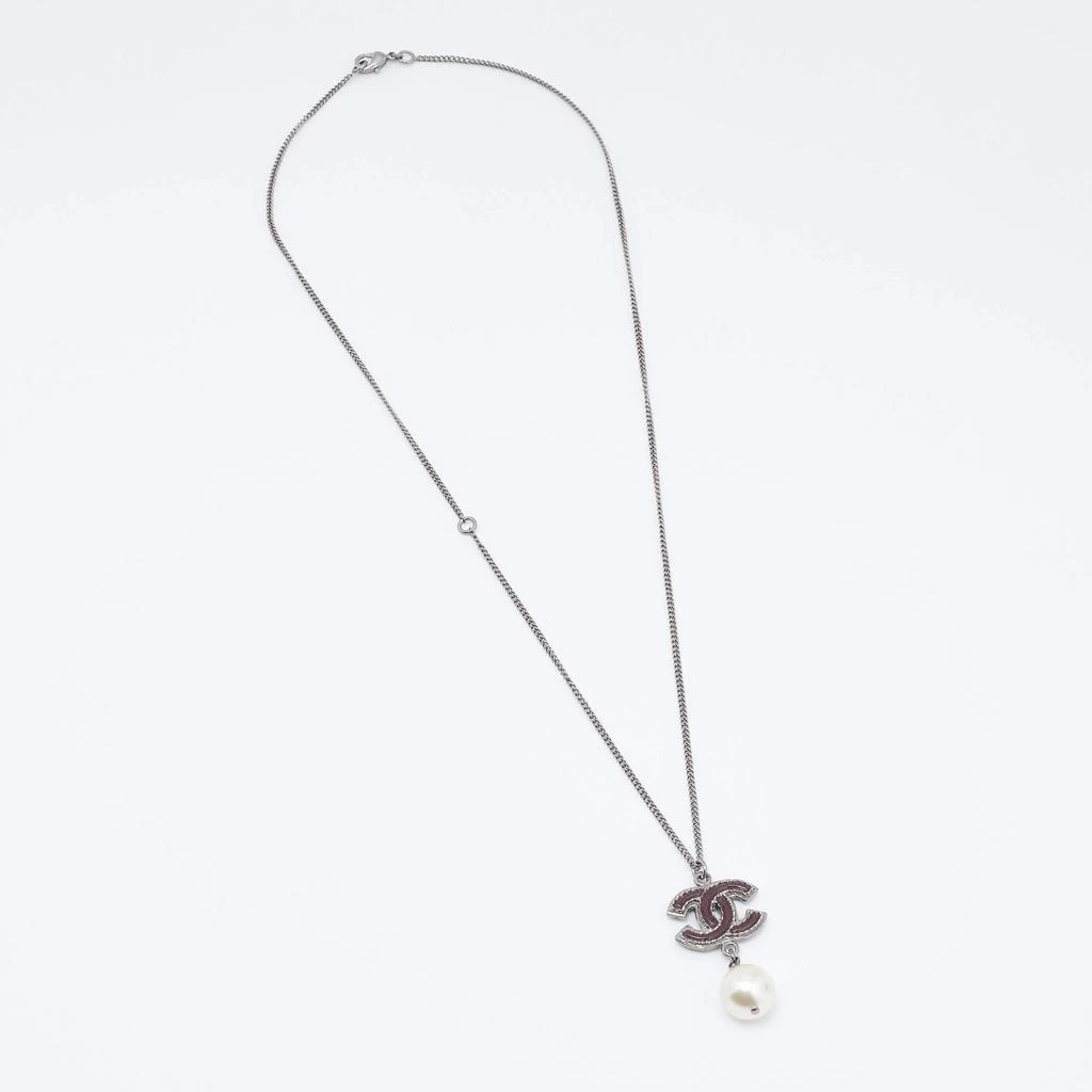 商品[二手商品] Chanel|Chanel Gunmetal Tone Burgundy CC Charm Faux Pearl Drop Necklace,价格¥4720,第3张图片详细描述