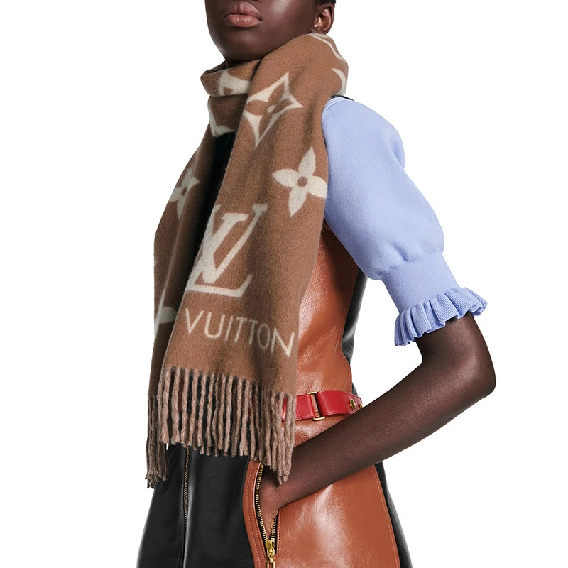 商品Louis Vuitton|预订款2-3周 路易威登 REYKJAVIK系列 女士沙色羊绒老花围巾M76067,价格¥6368,第4张图片详细描述