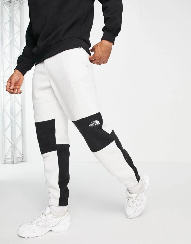 商品The North Face|The North Face Shispare high pile fleece joggers in white and black Exclusive at ASOS,价格¥409,第1张图片