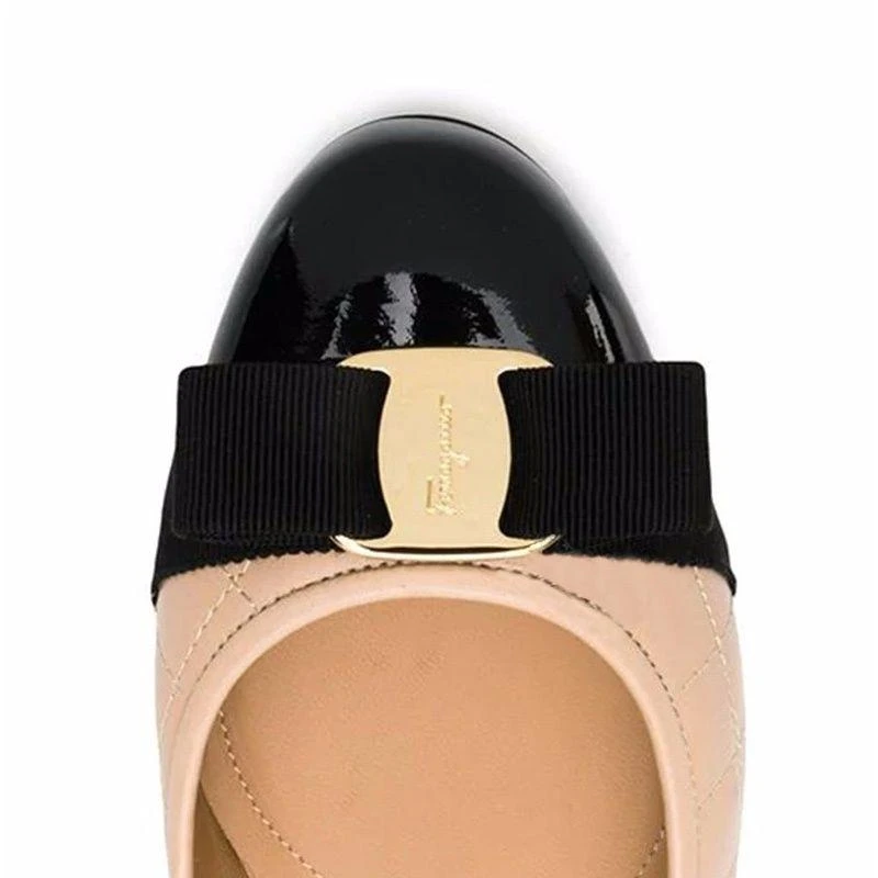 商品Salvatore Ferragamo|香港直邮SALVATORE FERRAGAMO 女士裸色黑色拼色羊皮菱格平底船鞋,价格¥5387,第5张图片详细描述