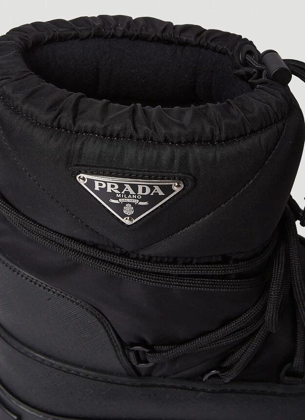 Logo Plaque Snow Boots in Black 商品