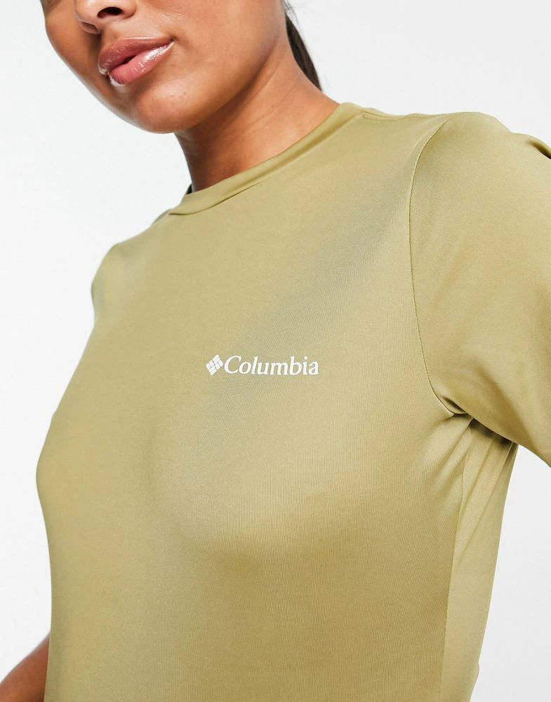 商品Columbia|Columbia Training CSC Sculpt cropped short sleeve t-shirt in khaki Exclusive at ASOS,价格¥156,第2张图片详细描述