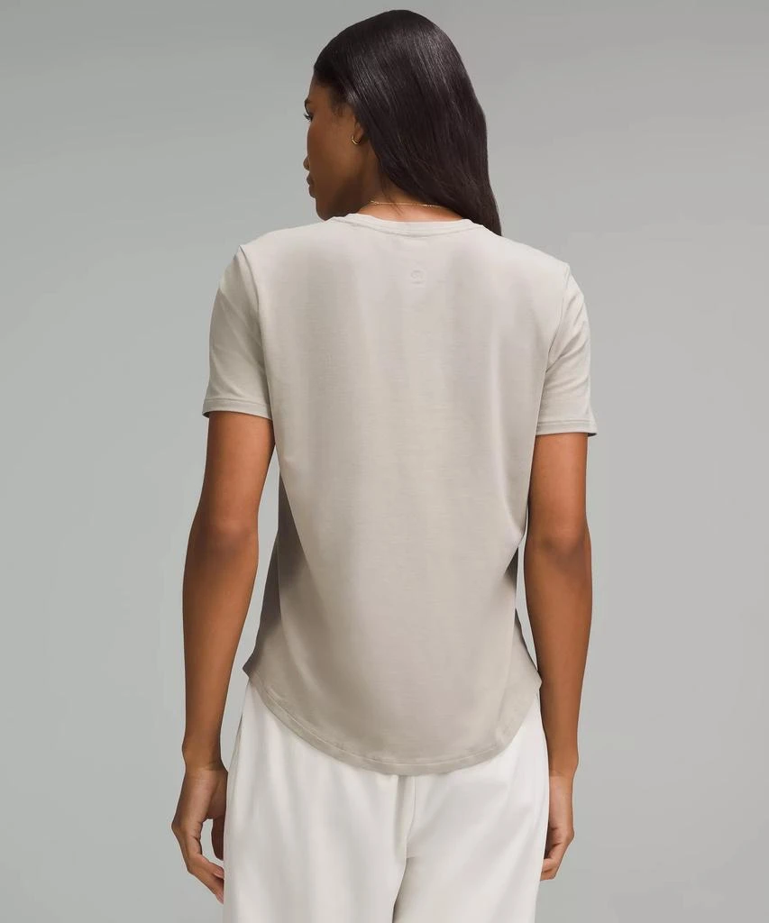 Love Curved-Hem Crewneck T-Shirt 商品