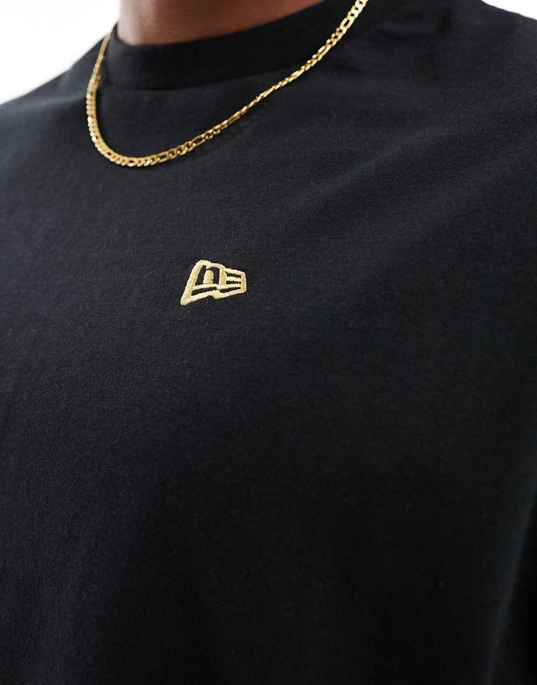 商品New Era|New Era sticker graphic back t-shirt with gold foil in black,价格¥224,第2张图片详细描述