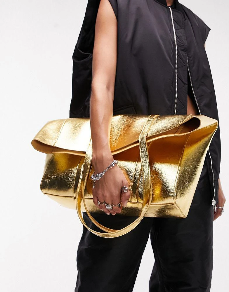 商品Topshop|Topshop betsy metallic tote bag in gold,价格¥227,第4张图片详细描述