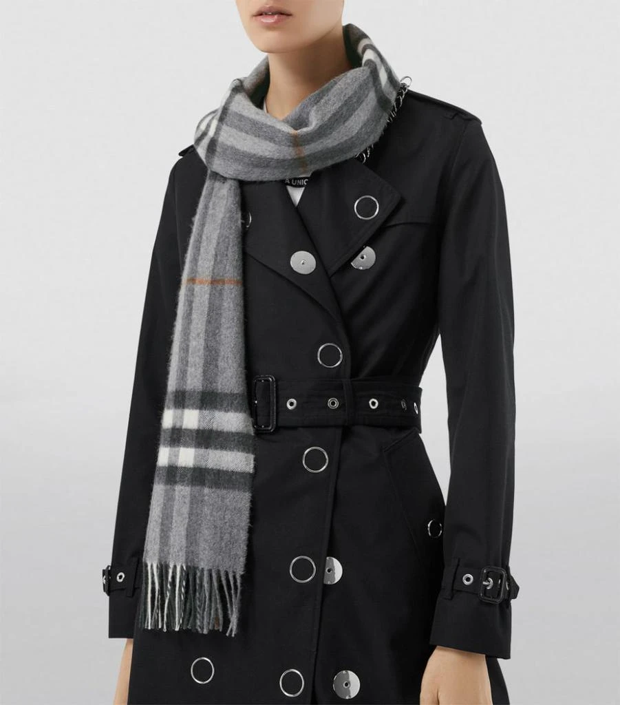 商品Burberry|The Classic Check Cashmere Scarf,价格¥4150,第4张图片详细描述