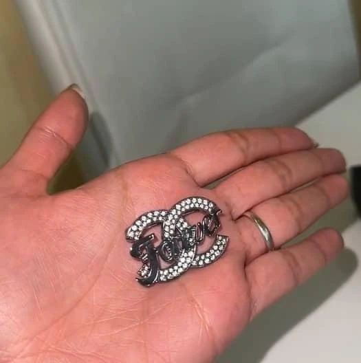 商品[二手商品] Chanel|Chanel CC 'Forever' Crystals Gunmetal Tone Pin Brooch,价格¥3562,第2张图片详细描述
