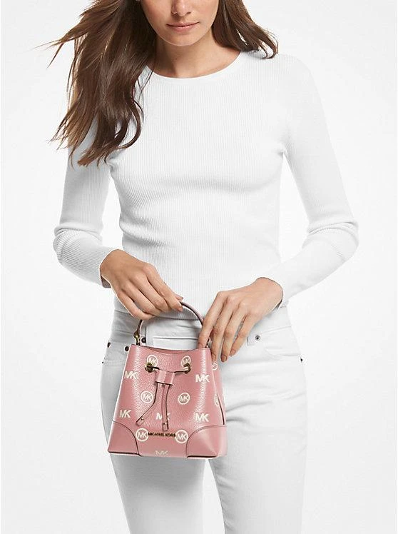 商品Michael Kors|Mercer Small Logo Embossed Leather Bucket Bag,价格¥818,第3张图片详细描述