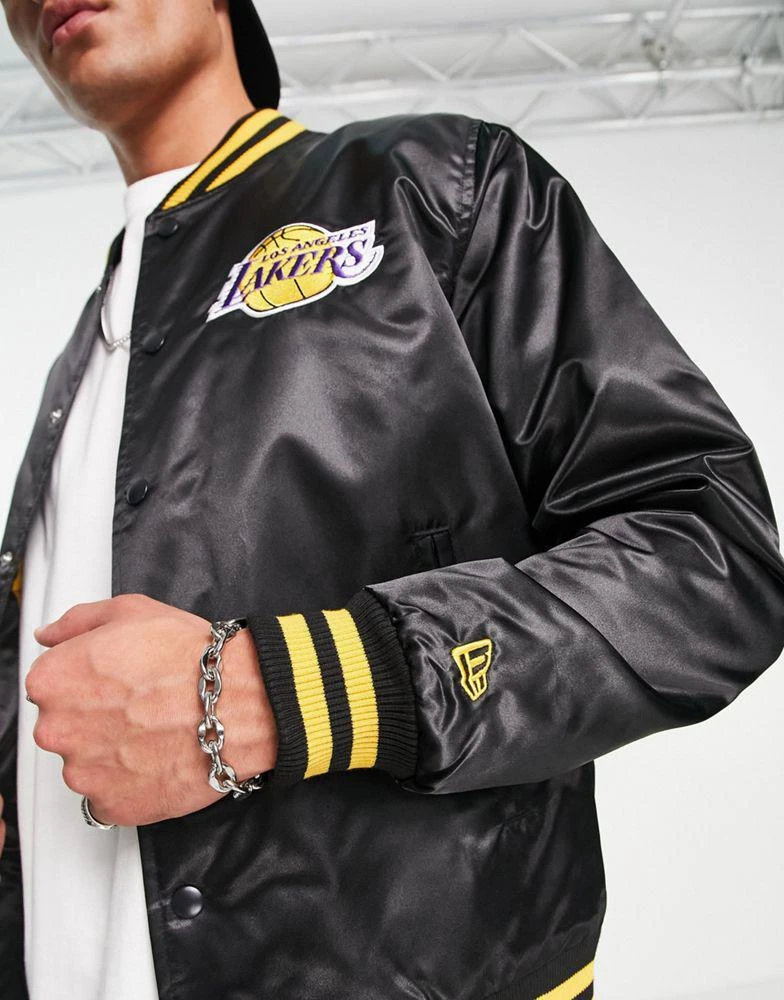 商品New Era|New Era NBA LA Lakers satin bomber jacket in black,价格¥1041,第3张图片详细描述