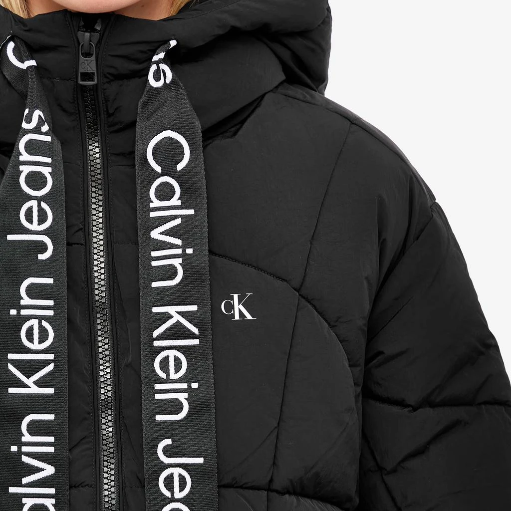 商品Calvin Klein|Calvin Klein Logo Drawstring Short Puffer,价格¥2431,第5张图片详细描述