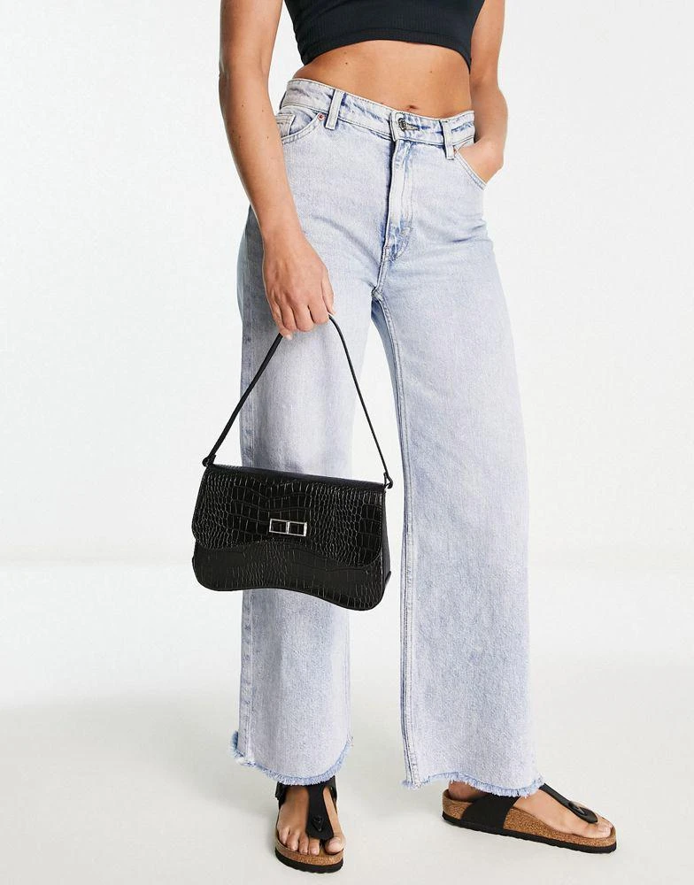商品ASOS|ASOS DESIGN curved base shoulder bag with feature hardware in black croc,价格¥137,第4张图片详细描述