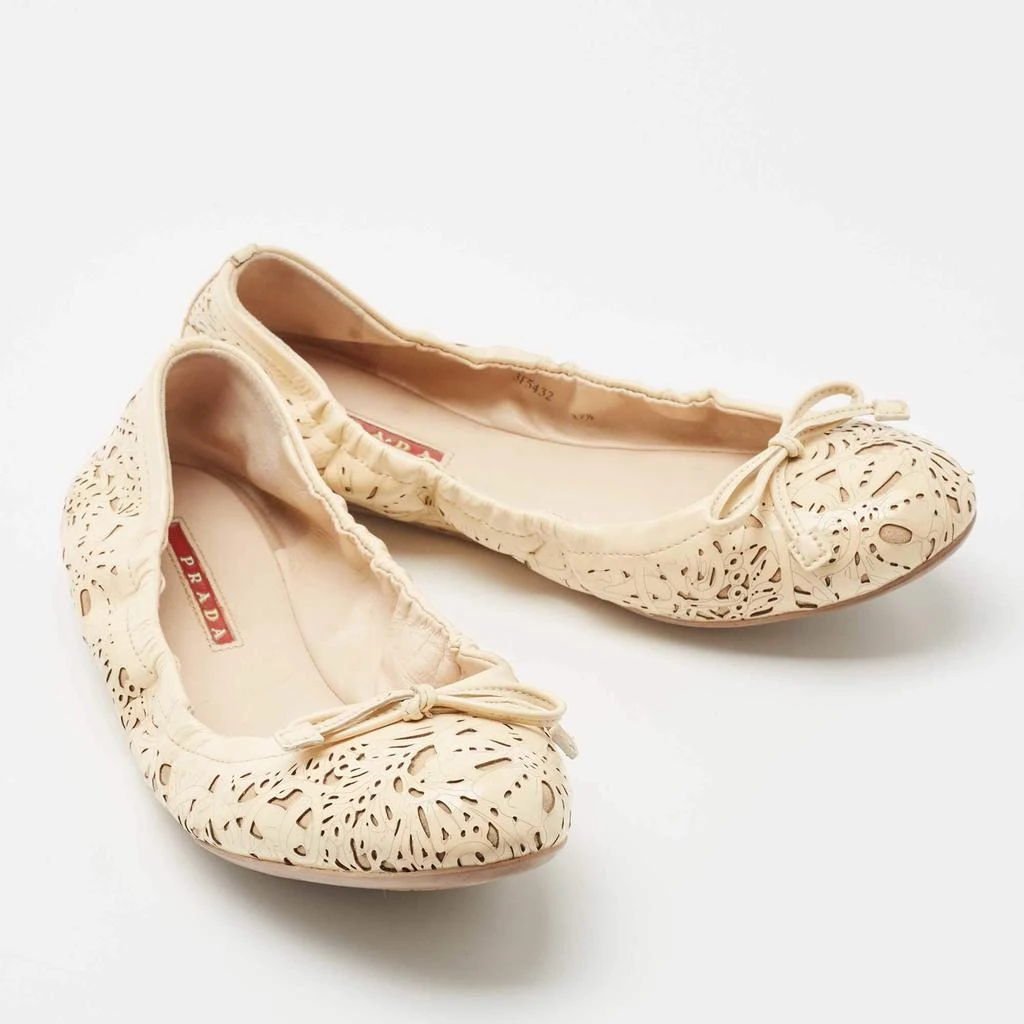 商品[二手商品] Prada|Prada Cream Cutout Patent Leather Ballet  Flats Size 37.5,价格¥2356,第4张图片详细描述