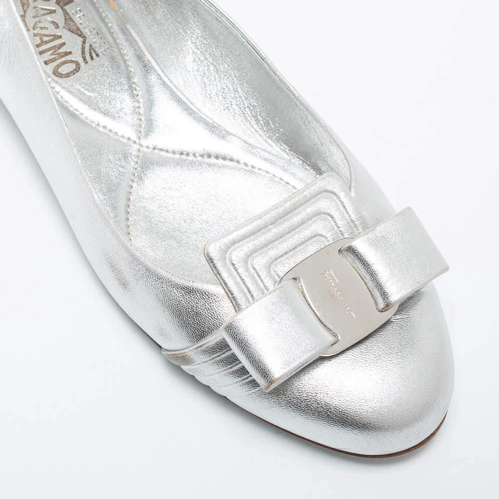 Salvatore Ferragamo Silver Leather Vara Bow Ballet Flats Size 38 商品