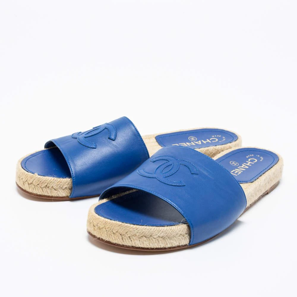 商品Chanel|Chanel Blue Leather CC Logo Flat Espadrille Slides Size 40,价格¥4749,第2张图片详细描述