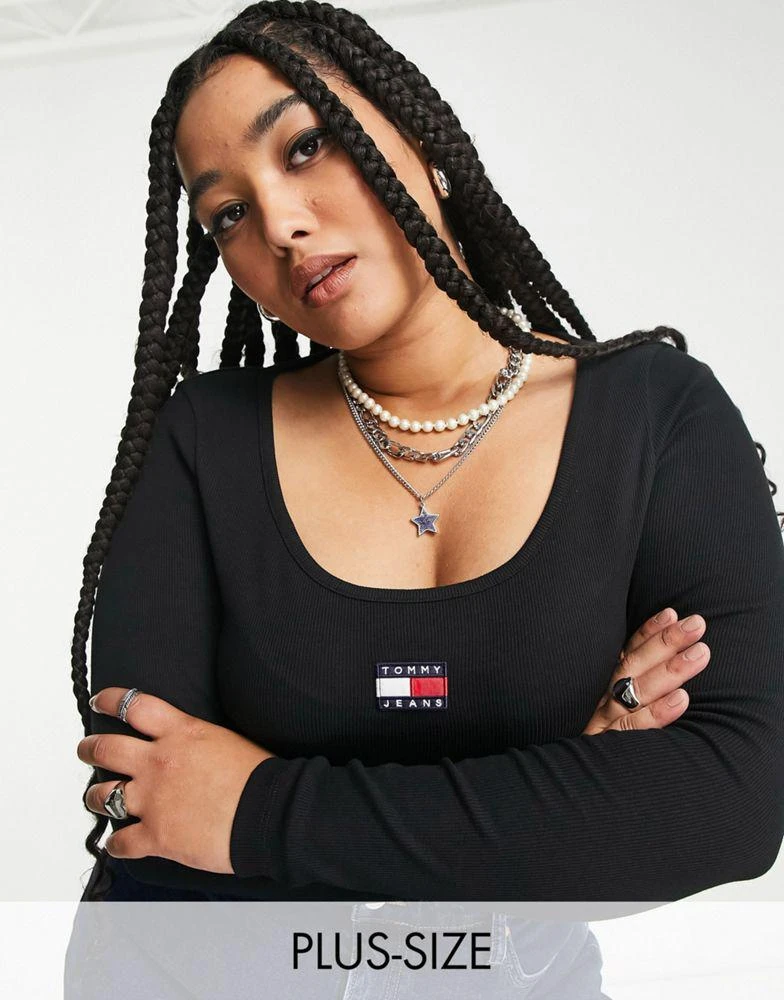商品Tommy Jeans|Tommy Jeans Plus flag logo long sleeve rib t-shirt in black,价格¥159,第1张图片