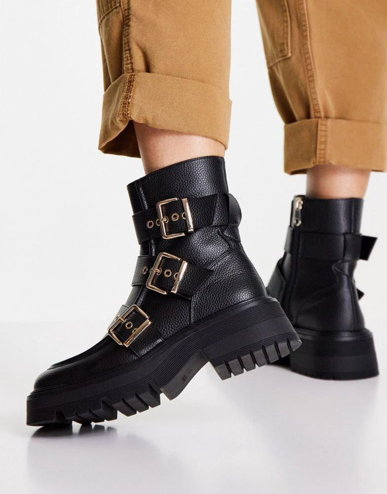 商品Bershka|Bershka chunky boot with square toe and buckle detail in black,价格¥247,第4张图片详细描述