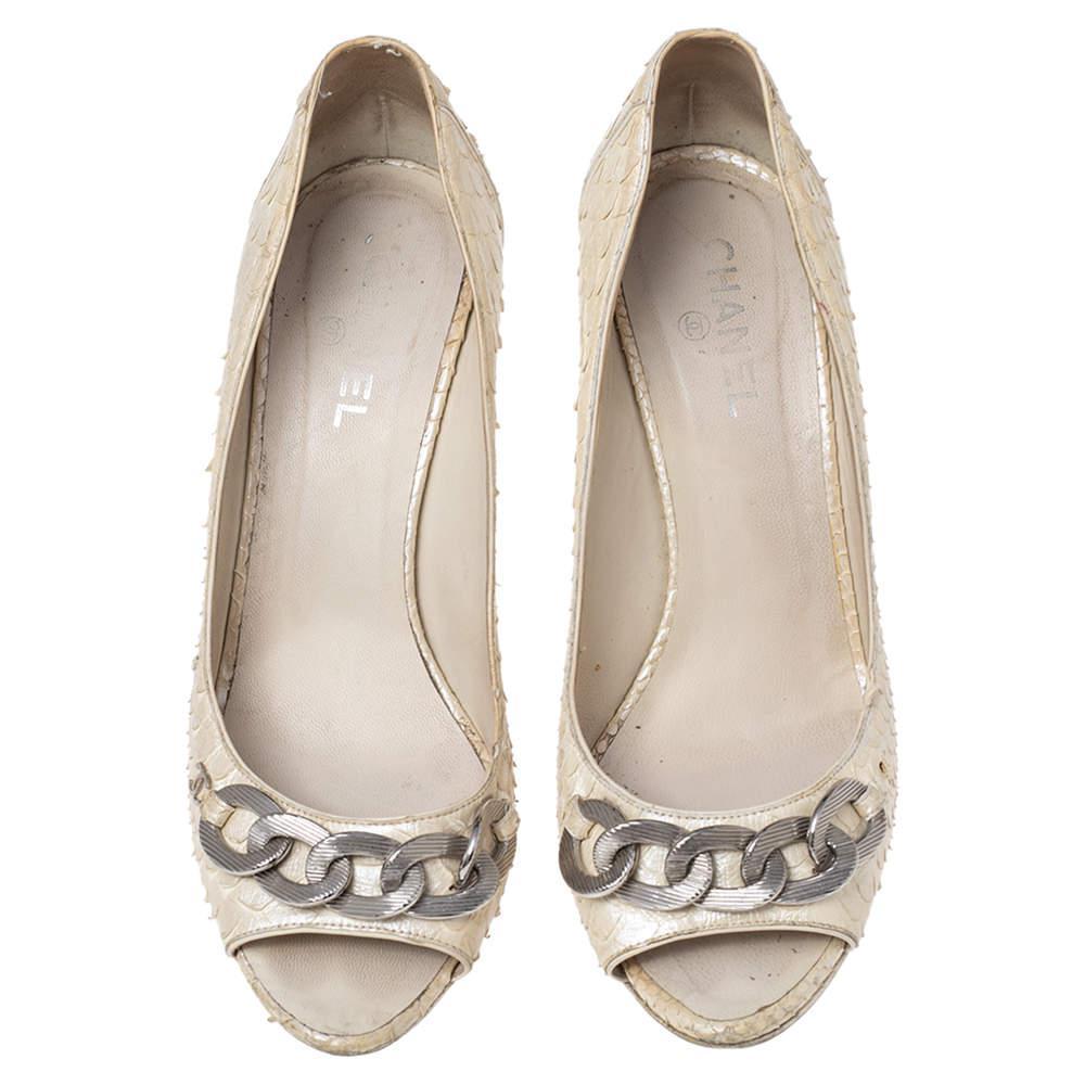 商品[二手商品] Chanel|Chanel Cream Python Leather CC Chain Detail Peep Toe Pumps Size 39.5,价格¥3143,第5张图片详细描述