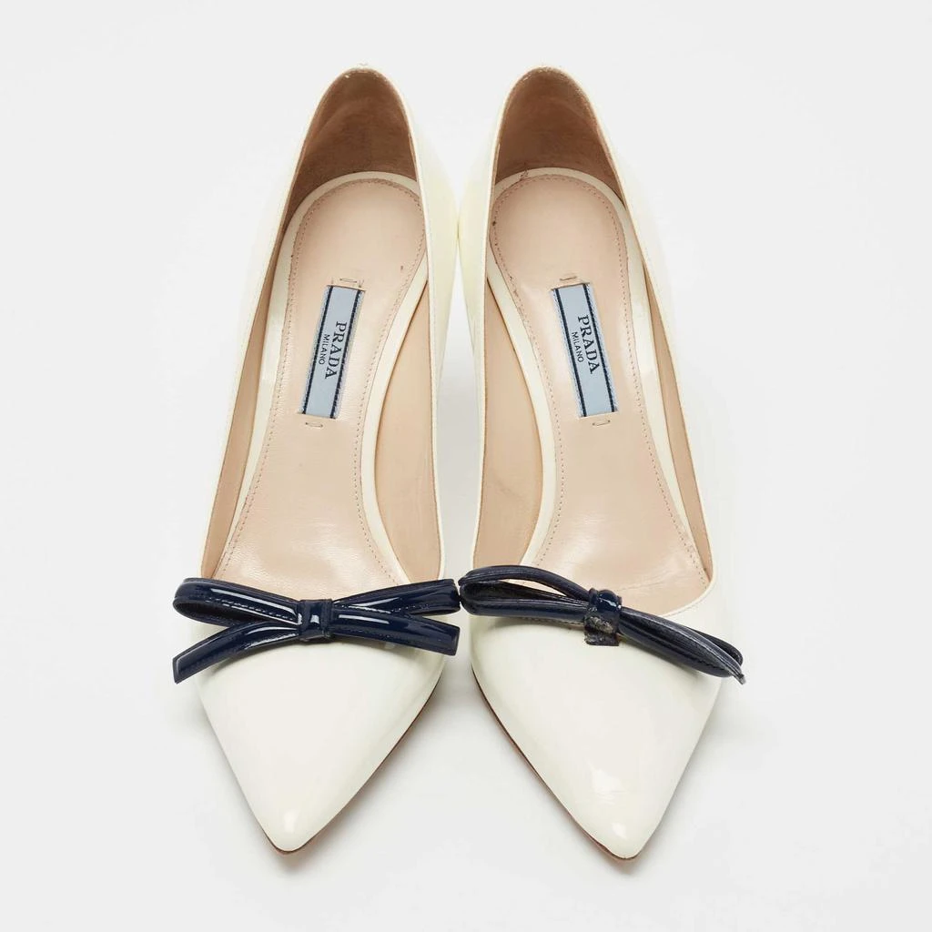 商品[二手商品] Prada|Prada Off-White/Navy Blue Patent Leather Bow Pointed Toe Pumps Size 37,价格¥3058,第3张图片详细描述