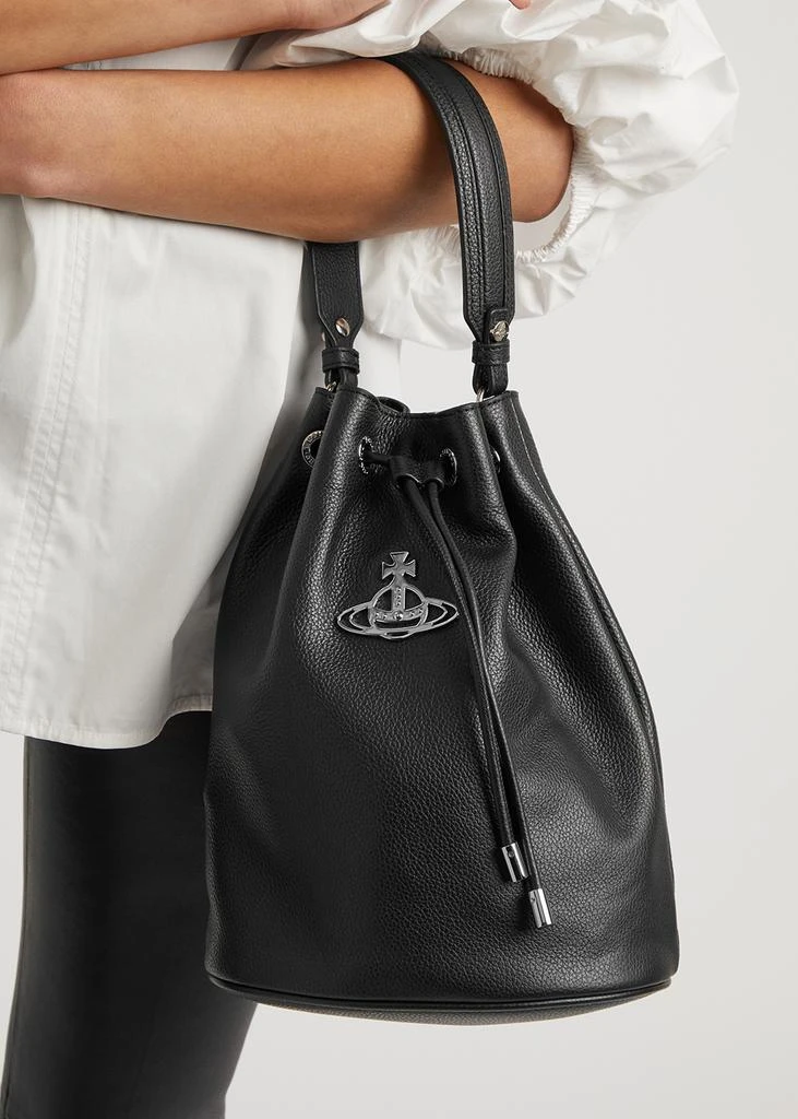 Carrie black grained leather bucket bag 商品