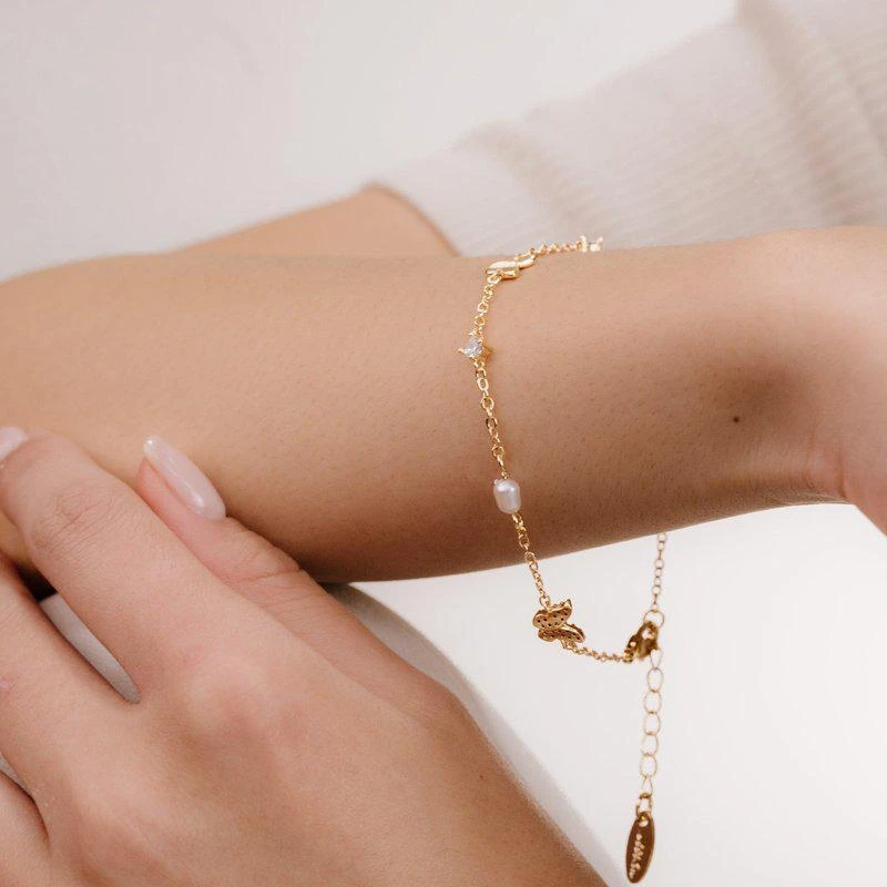 商品Ettika Jewelry|Subtle Butterflies And Pearl Bracelet,价格¥302,第2张图片详细描述