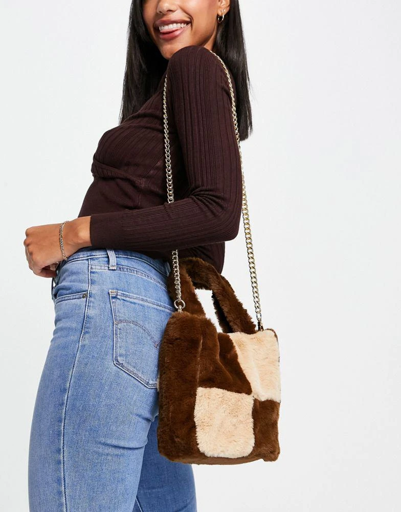 商品ASOS|ASOS DESIGN faux fur tote bag with chain in brown and beige patchwork,价格¥87,第3张图片详细描述