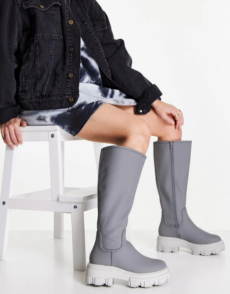 商品ASOS|ASOS DESIGN Wide Fit Carla chunky flat knee boots in grey,价格¥171,第4张图片详细描述