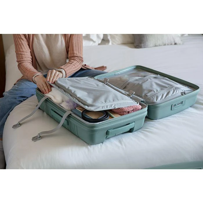 Elevation™ Plus Carry On Spinner Suitcase 22 x 14 商品