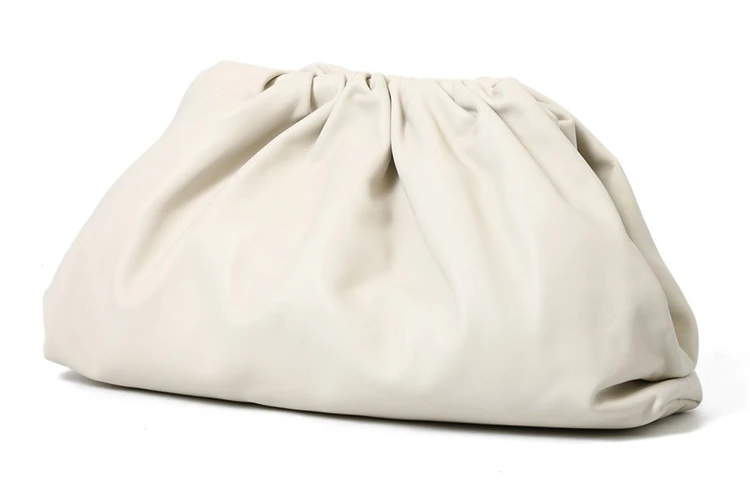 商品[国内直发] Bottega Veneta|葆蝶家 BV POUCH 牛皮云朵包 牛皮 手拿包 大号 女款 白色,价格¥7920,第4张图片详细描述