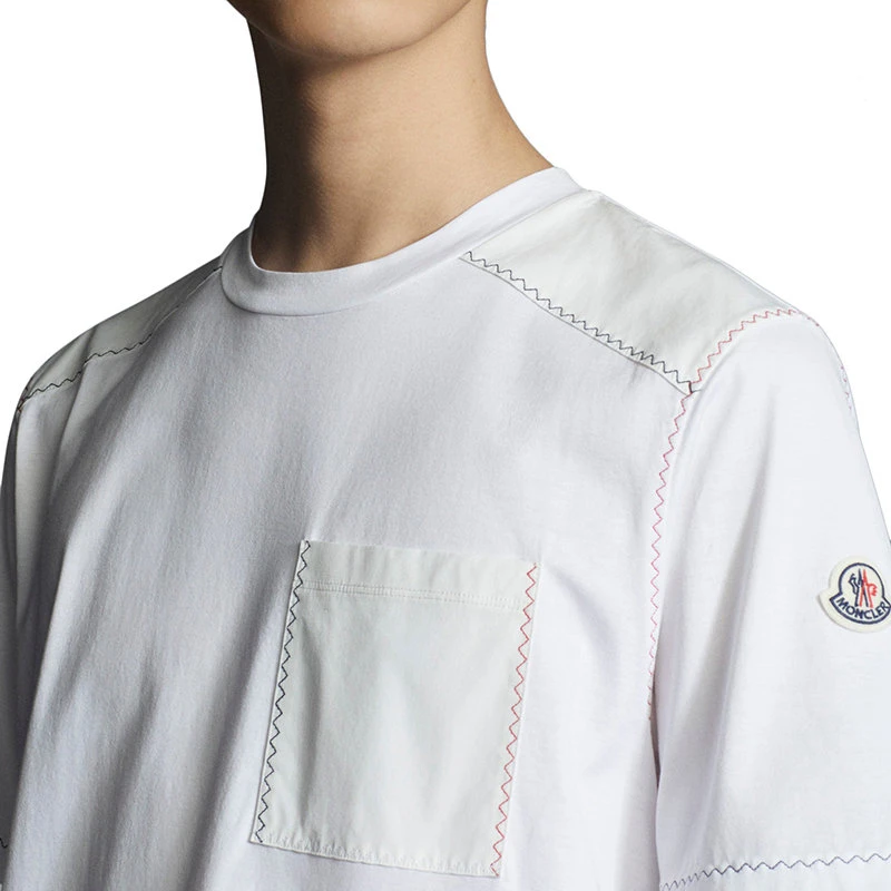 商品Moncler|【预售3-7天】Moncler/蒙克莱 22年秋冬新款 男士光学白色棉质混纺饰胸袋短袖T恤H10918C000458390Y001,价格¥20875,第4张图片详细描述