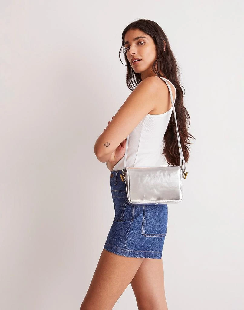 商品Madewell|The Toggle Flap Crossbody Bag in Specchio Leather,价格¥604,第3张图片详细描述