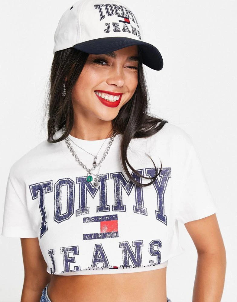 商品Tommy Jeans|Tommy Jeans x ASOS exclusive collab cropped logo t-shirt in white,价格¥347,第4张图片详细描述