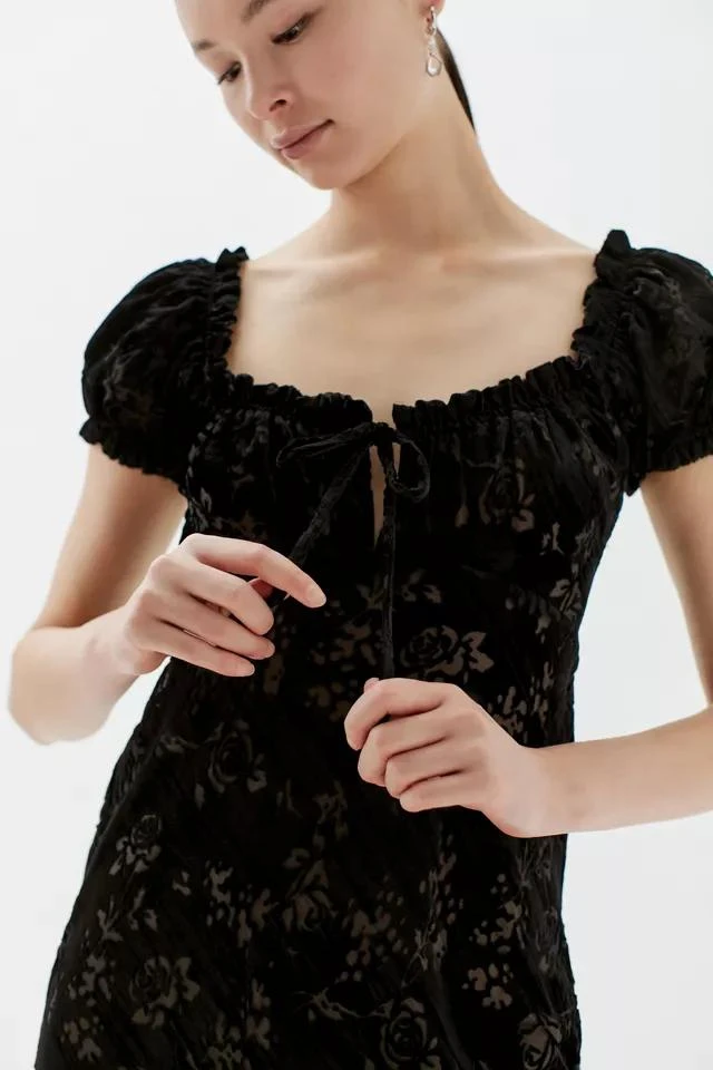 商品Urban Outfitters|UO Becca Velvet Puff Sleeve Midi Dress,价格¥150,第3张图片详细描述