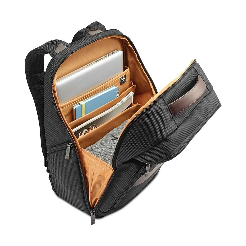 Kombi 17.5" Large Backpack 商品