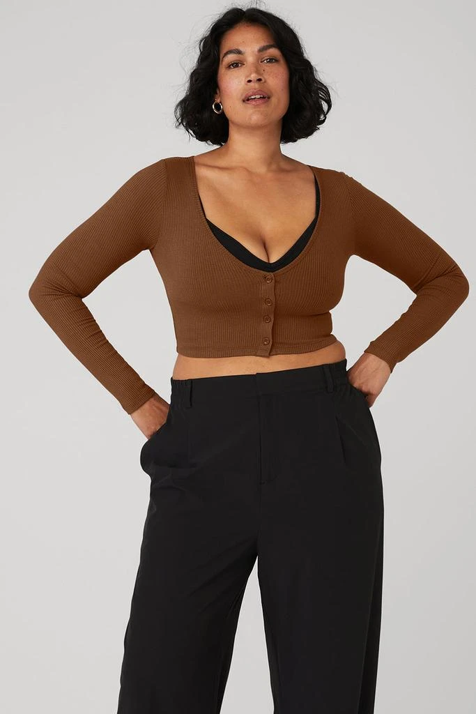 商品Alo|Ribbed Cropped Whisper Cardigan - Cinnamon Brown,价格¥567,第5张图片详细描述
