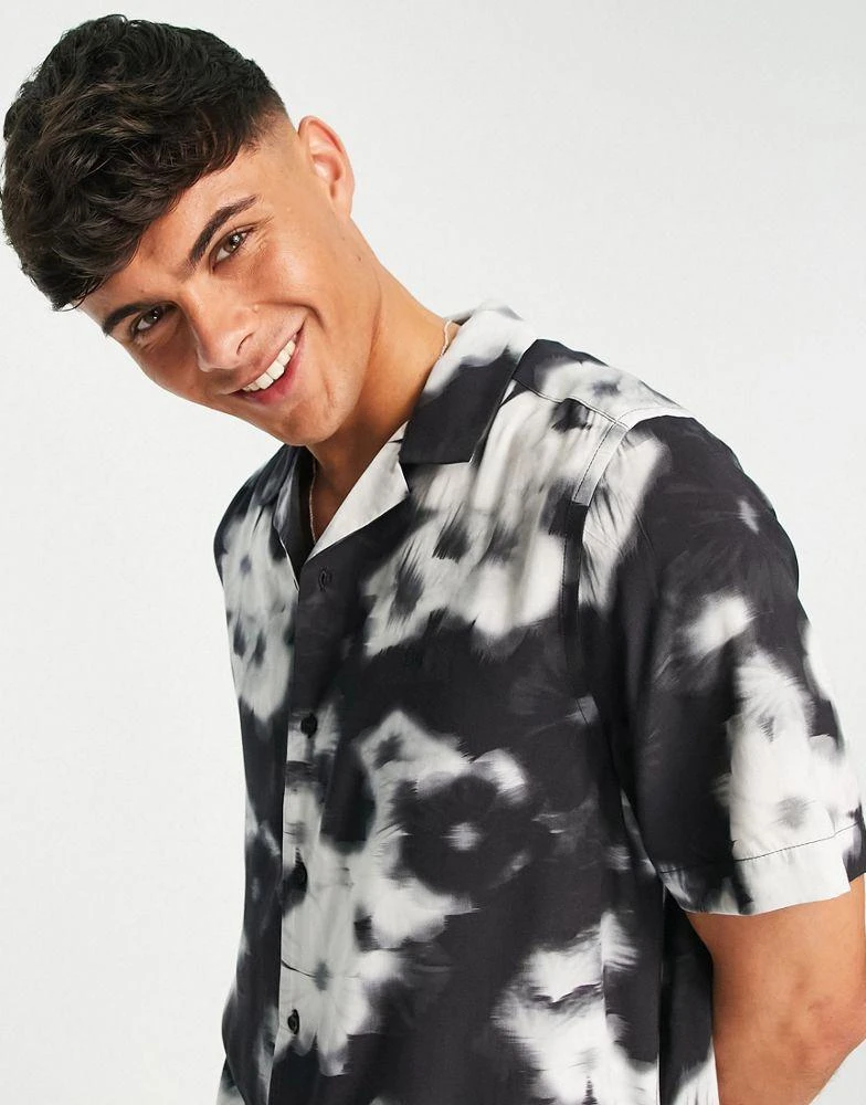 商品Calvin Klein|Calvin Klein short sleeve floral print shirt relaxed fit in black,价格¥691,第4张图片详细描述