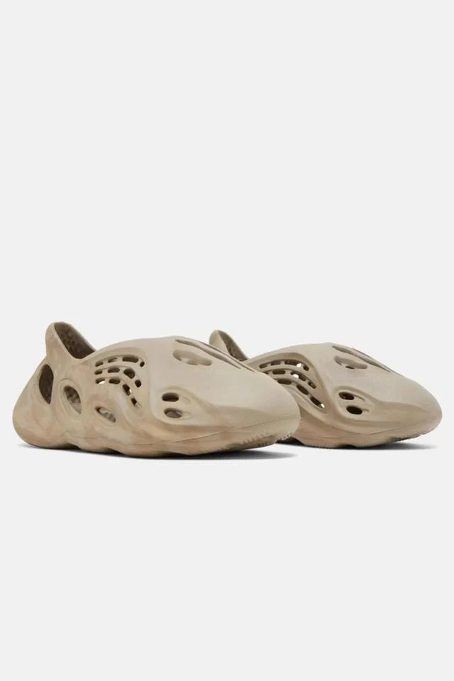 商品Adidas|adidas Yeezy Foam Runner 'Stone Sage' - GX4472,价格¥2146,第3张图片详细描述