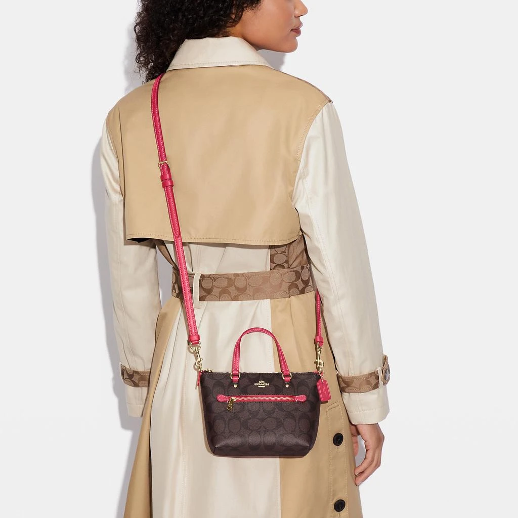 商品Coach|Coach Outlet Mini Gallery Crossbody In Signature Canvas,价格¥1038,第3张图片详细描述