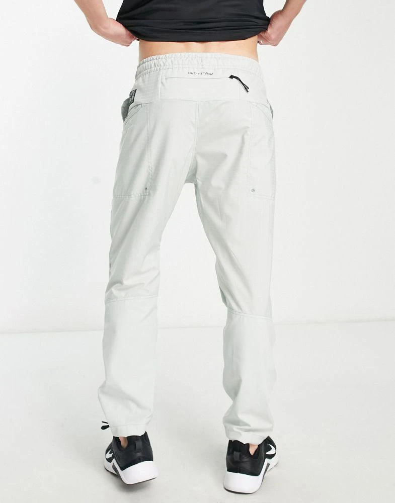 商品NIKE|Nike Training Axis fleece knitted joggers in silver,价格¥817,第3张图片详细描述