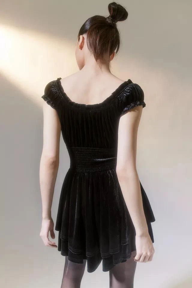 商品Urban Outfitters|UO Rosie Velvet Smocked Romper,价格¥224,第2张图片详细描述