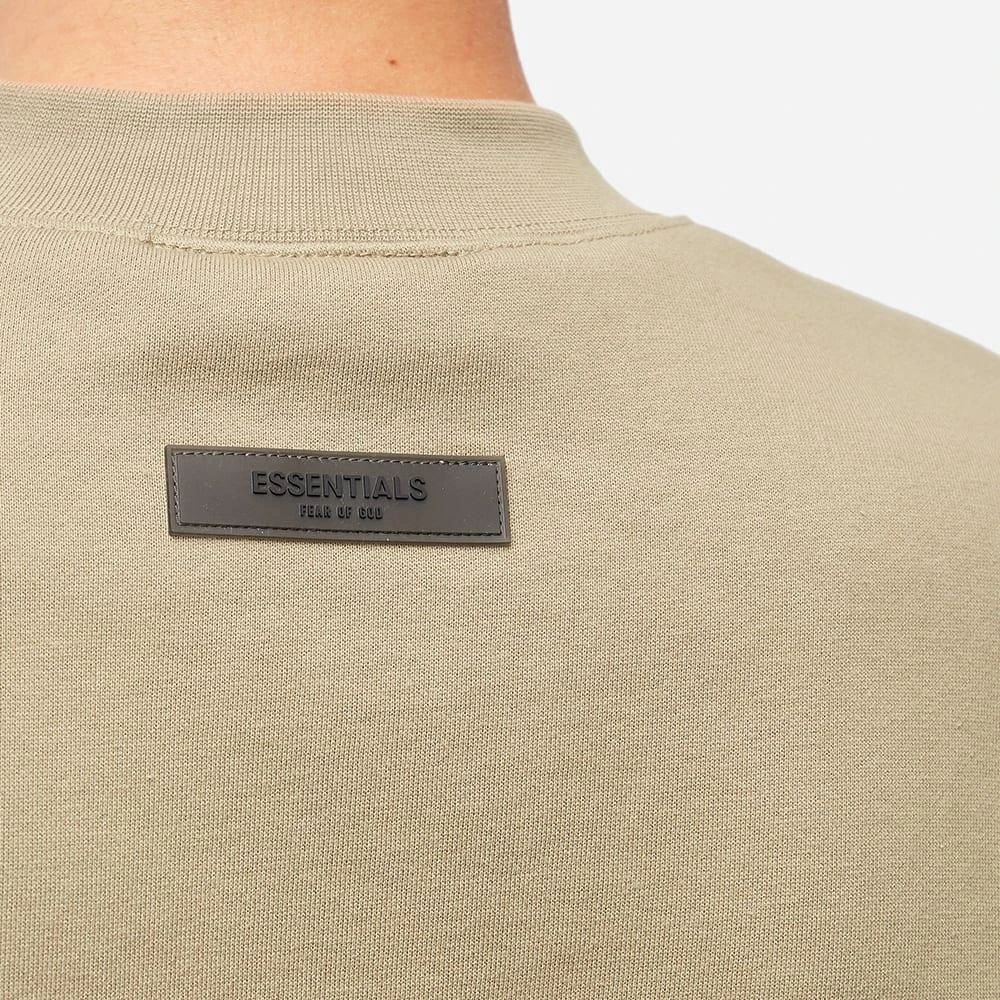 商品Essentials|Fear of God ESSENTIALS Logo Long Sleeve Fleece Sweat - Oak,价格¥393,第5张图片详细描述