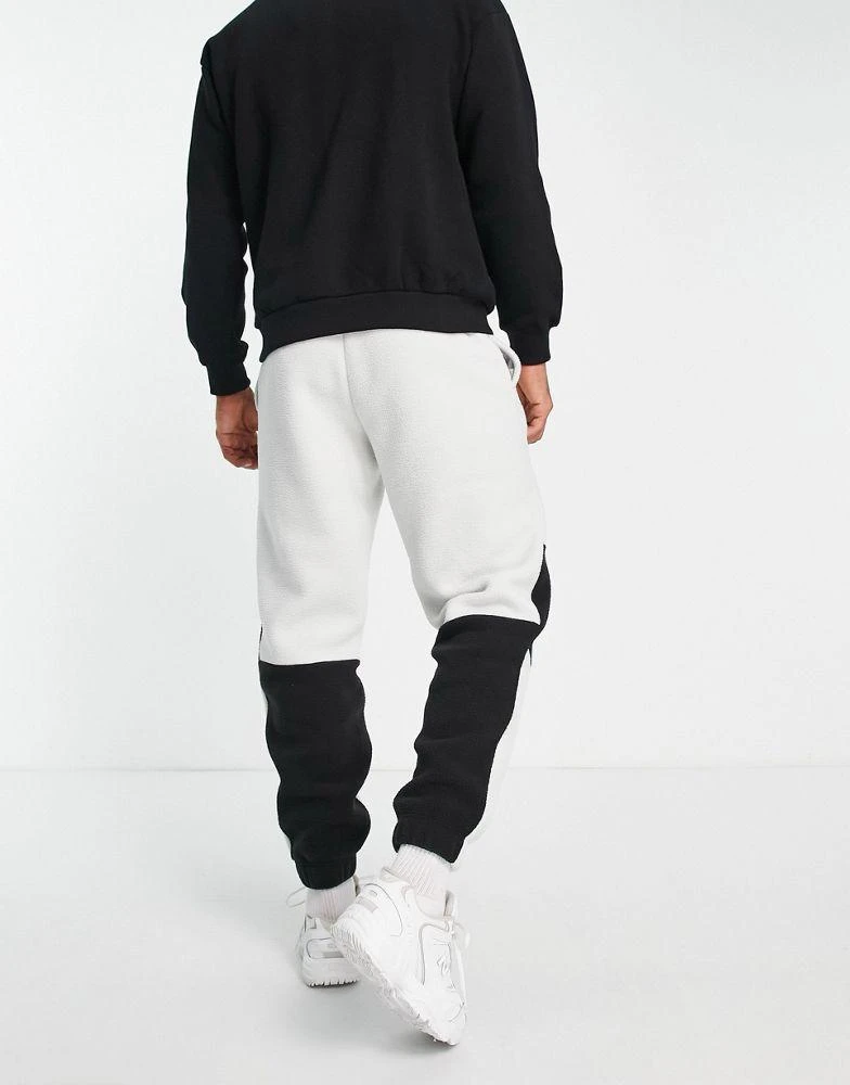 商品The North Face|The North Face Shispare high pile fleece joggers in white and black Exclusive at ASOS,价格¥409,第4张图片详细描述