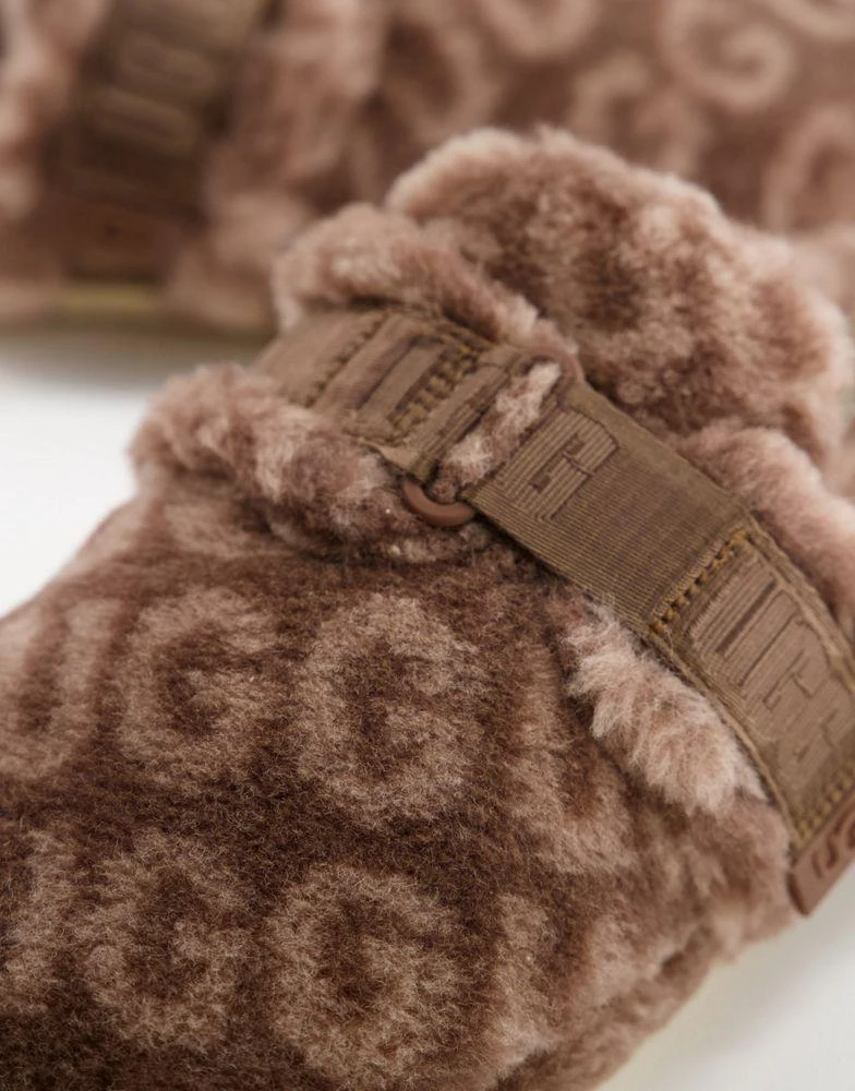 商品UGG|Ugg fluff it pop sheepskin slippers in all over logo print brown,价格¥1072,第3张图片详细描述