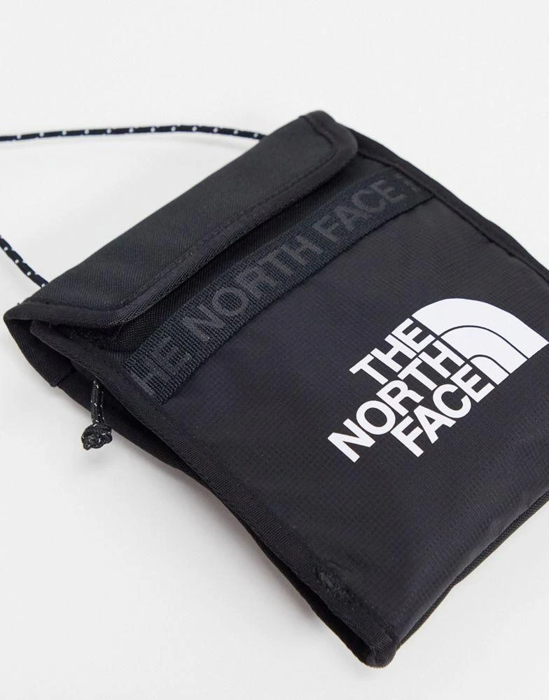 商品The North Face|The North Face Bozer neck pouch in black,价格¥111,第4张图片详细描述