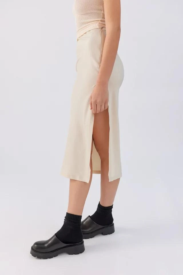 商品Urban Outfitters|UO Edy Satin Midi Skirt,价格¥265,第2张图片详细描述