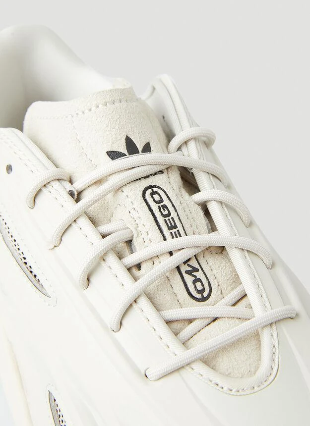 Ozweego Celox Sneakers in White 商品