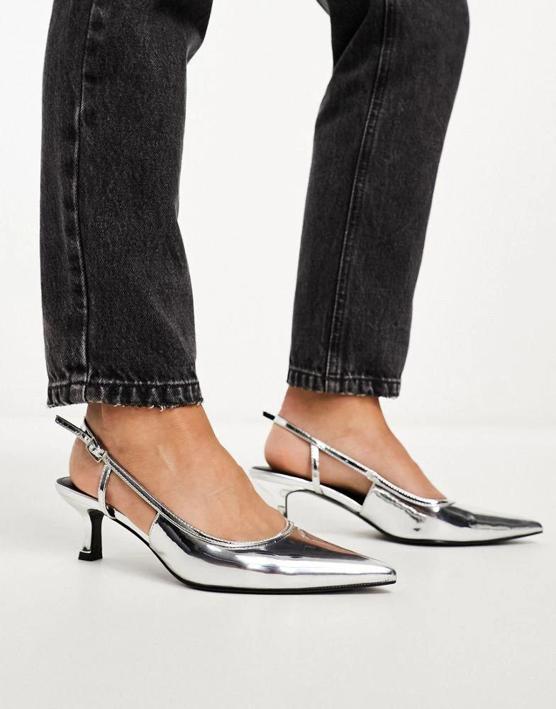 商品ASOS|ASOS DESIGN Wide Fit Strut slingback kitten heeled shoes in silver,价格¥274,第2张图片详细描述